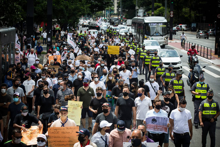 Manifestantes na avenina Paulista, em São Paulo, protestaram contra o retorno para fase vermelha