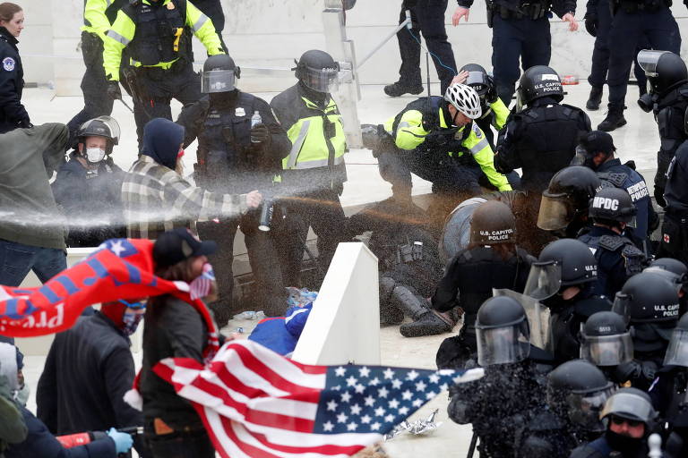 Apoiadores do ex-presidente Donald Trump entram em confronto com policiais durante invasão do Capitólio