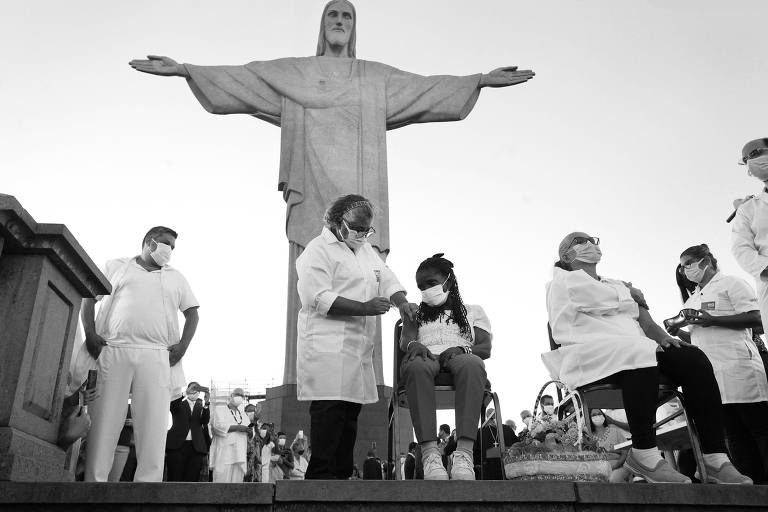  Governador em exercício, Cláudio Castro (PSC), e prefeito do Rio de Janeiro, Eduardo Paes (DEM), acompanham, aos pés do Cristo Redentor, o início da vacinação contra a COVID-19 na cidade