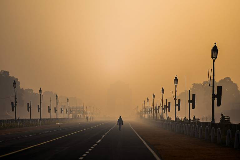 Pessoa andando em meio a dia poluído 