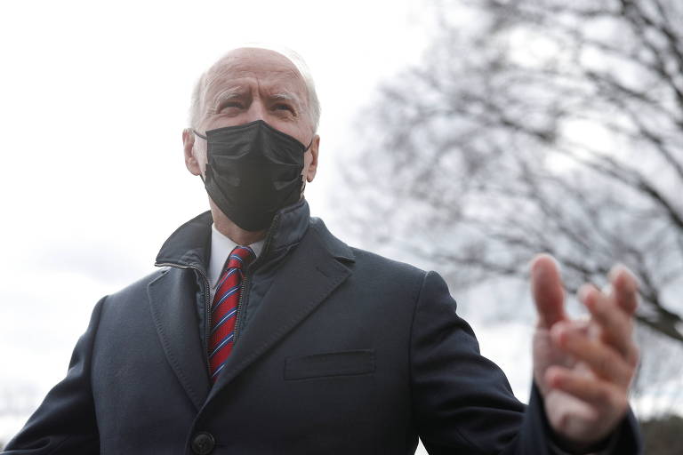 O presidente dos EUA, Joe Biden, usando máscara de proteção contra a Covid, gesticula ao falar com jornalistas na Casa Branca