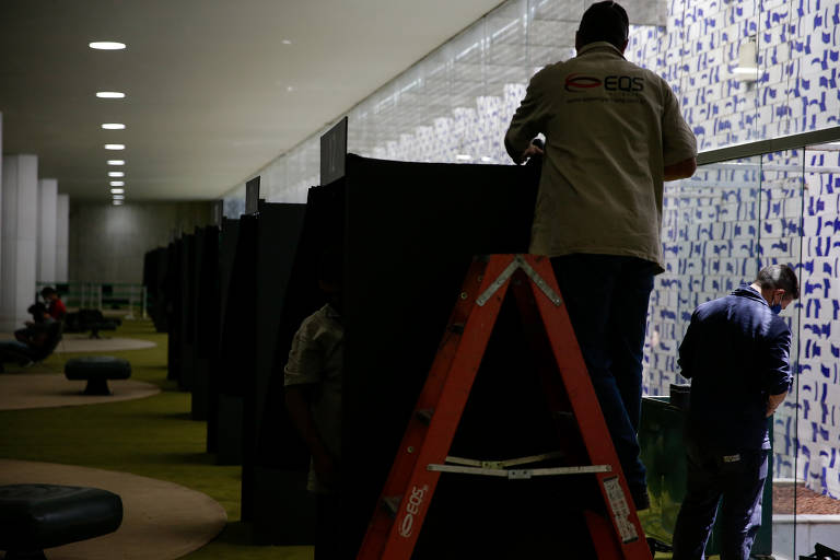 Funcionários da Câmara dos Deputados montam biombos para instalação das urnas para a votação para presidência da Câmara, no dia 1º de fevereiro. A sessão será presencial e para evitar aglomerações as urnas foram dispostas fora do plenário