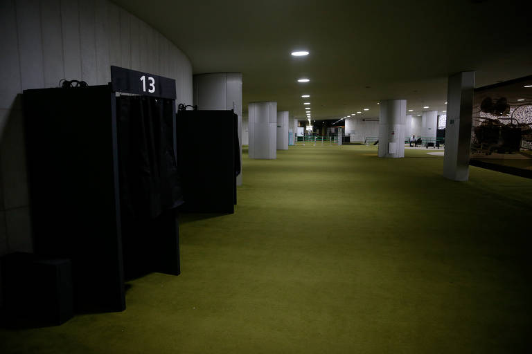 Funcionários da Câmara dos Deputados montam biombos para instalação das urnas para a votação para presidência da Câmara, no dia 1º de fevereiro. A sessão será presencial e para evitar aglomerações as urnas foram dispostas fora do plenário