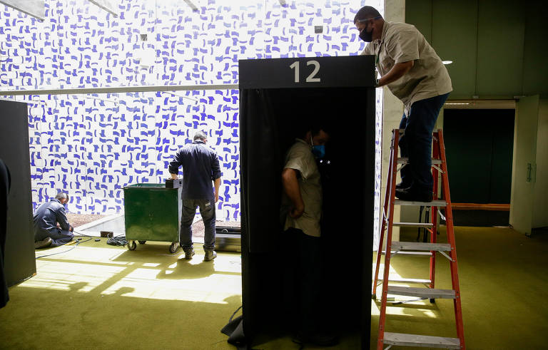 Funcionários da Câmara dos Deputados montam biombos para instalação das urnas para a votação para presidência da Câmara, no dia 1º de fevereiro. A sessão será presencial e para evitar aglomerações as urnas foram dispostas fora do plenário