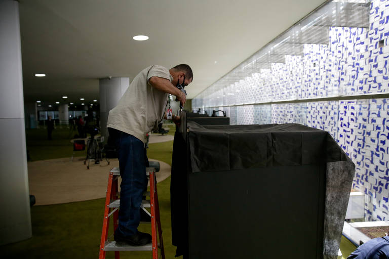 Funcionários da Câmara dos Deputados montam biombos para instalação das urnas para a votação para presidência da Câmara, no dia 1º de fevereiro. A sessão será presencial e para evitar aglomerações as urnas foram dispostas fora do plenário