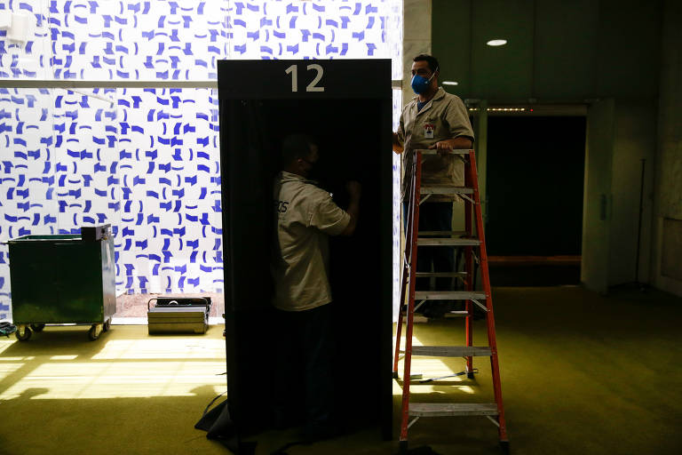 Funcionários da Câmara dos Deputados montam biombos para instalação das urnas para a votação para presidência da Câmara, no dia 1º de fevereiro. A sessão será presencial e para evitar aglomerações as urnas foram dispostas fora do plenário