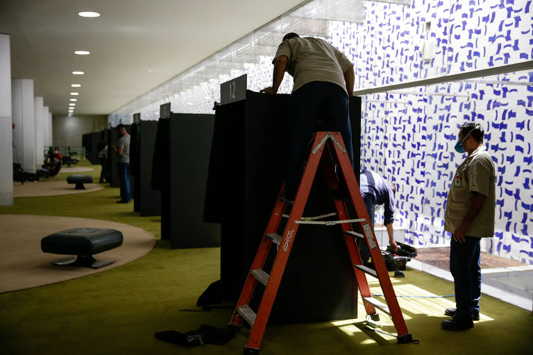 Funcionários da Câmara dos Deputados montam biombos para instalação das urnas para a votação para presidência da Câmara, no dia 1º de fevereiro. A sessão será presencial e para evitar aglomerações as urnas foram dispostas fora do plenário