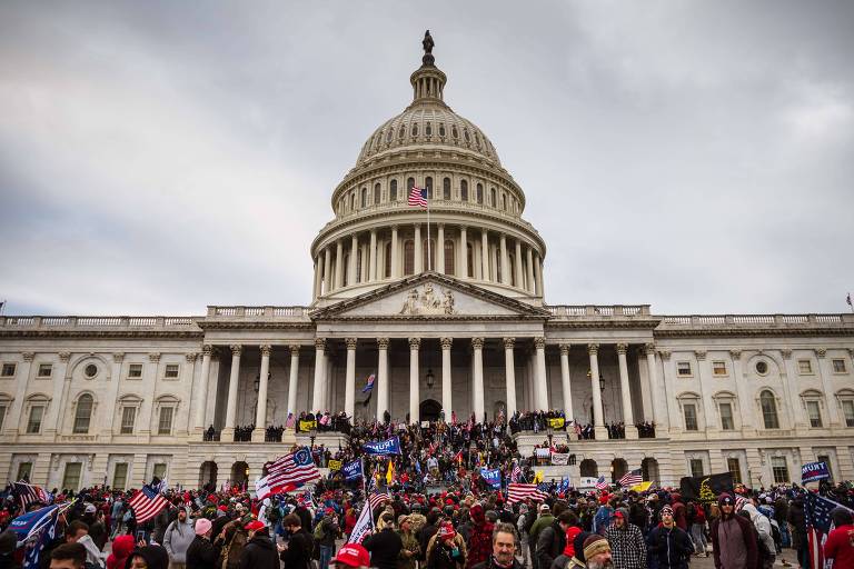 Apoiadores de Trump invadiram Congresso em 2021 em tentativa de impedir certificação da vitória de Biden