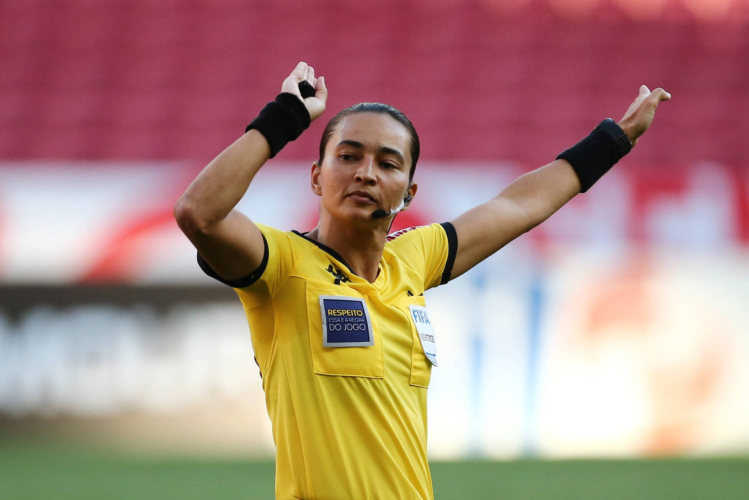 Maria tem 18 anos e há 4 que arbitra jogos de futebol