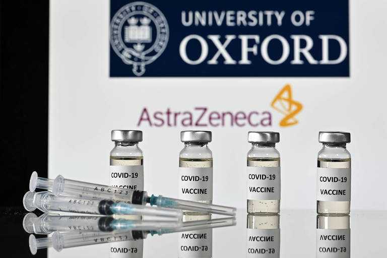 Foto de 17 de novembro de 2020 mostra frascos com a vacina contra Covid-19 fabricada pela AstraZeneca e pela Universidade de Oxford. 

