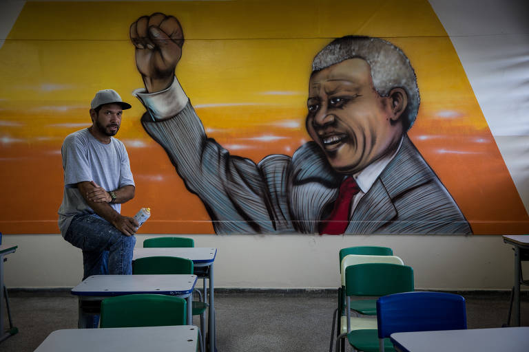 Grafiteiros redecoram paredes de escola estadual na zona leste de SP