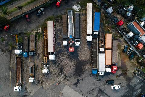 GUARULHOS, SP, 26.11.2020 - Caminhões parados em posto na rodovia Presidente Dutra, em São Paulo. (Foto: Mathilde Missioneiro/Folhapress)