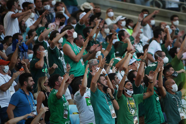 Torcida do Palmeiras aglomerada no Maracanã