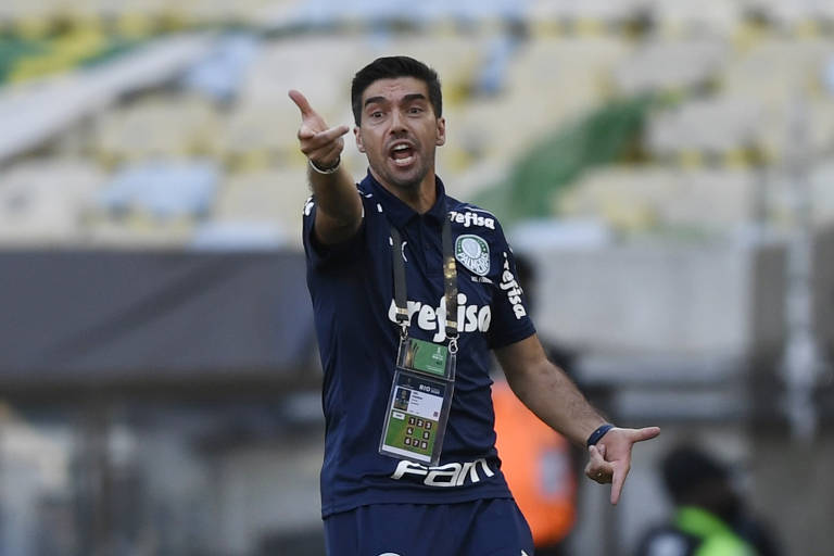 Técnico português Abel Ferreira gesticula na final da Libertadores