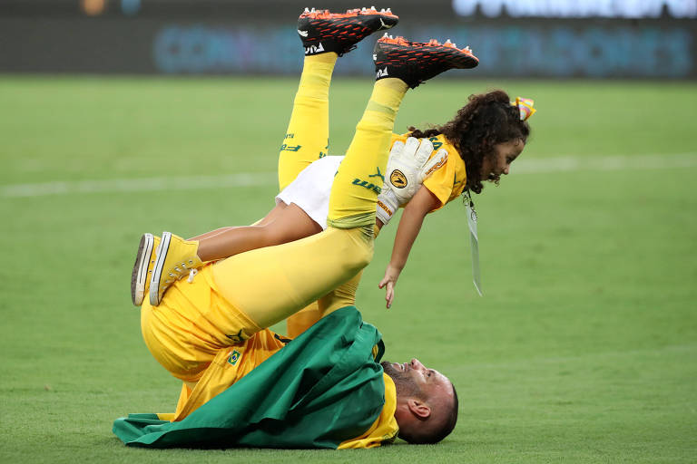 Weverton celebra com a filha o título da Libertadores