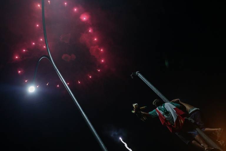 Torcedores do Palmeiras recebem os jogadores no CT do clube, na Barra Funda, zona oeste de São Paulo