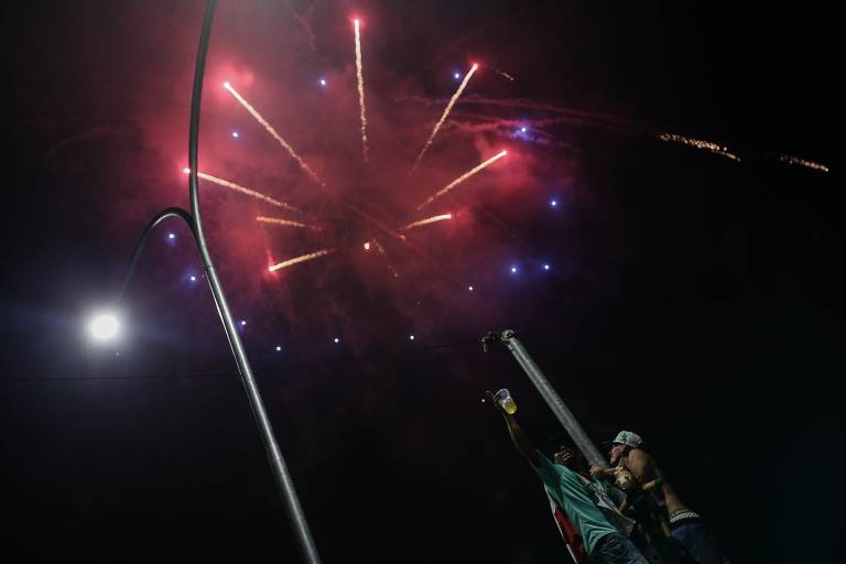 Torcedores do Palmeiras recebem os jogadores no CT do clube, na Barra Funda, zona oeste de São Paulo