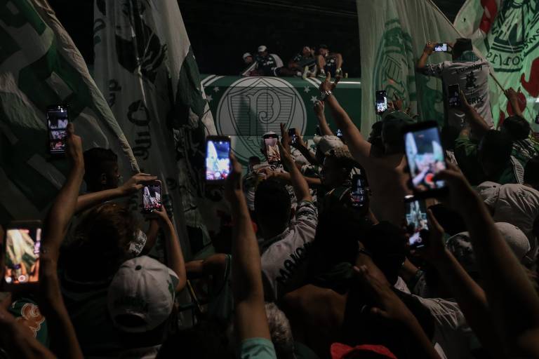 Torcedores do Palmeiras recebem os jogadores no CT do clube, na Barra Funda, zona oeste de São Paulo