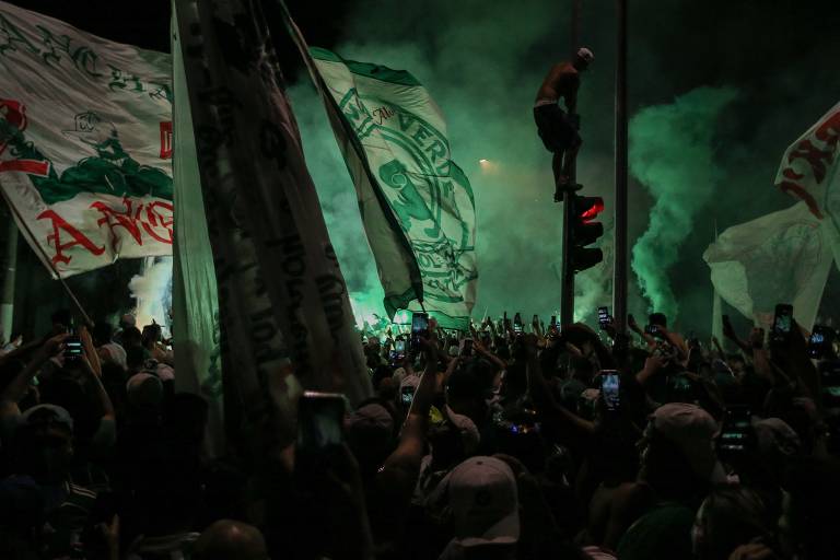 Torcedores do Palmeiras recebem os jogadores no CT do clube, na Barra Funda, zona oeste de São Paulo