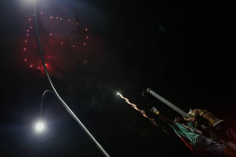 Torcedores do Palmeiras recebem os jogadores no CT do clube, na Barra Funda, zona oeste de São Paulo