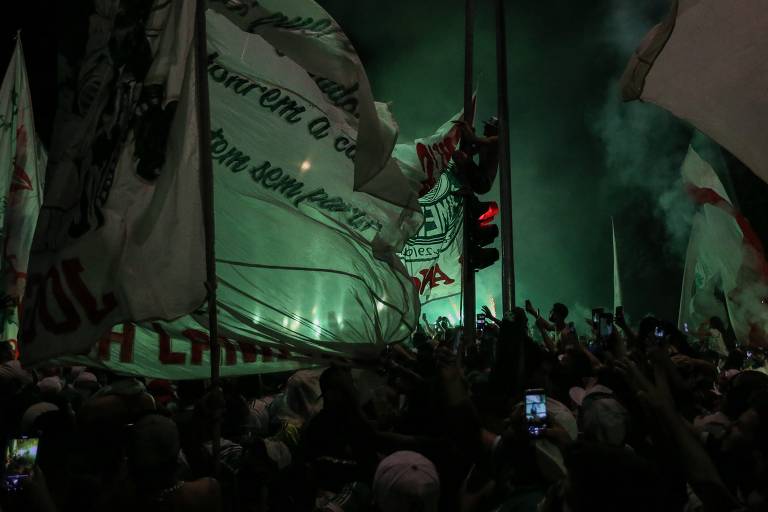 Torcedores do Palmeiras recebem os jogadores no CT do clube, na Barra Funda, zona oeste de São Paulo