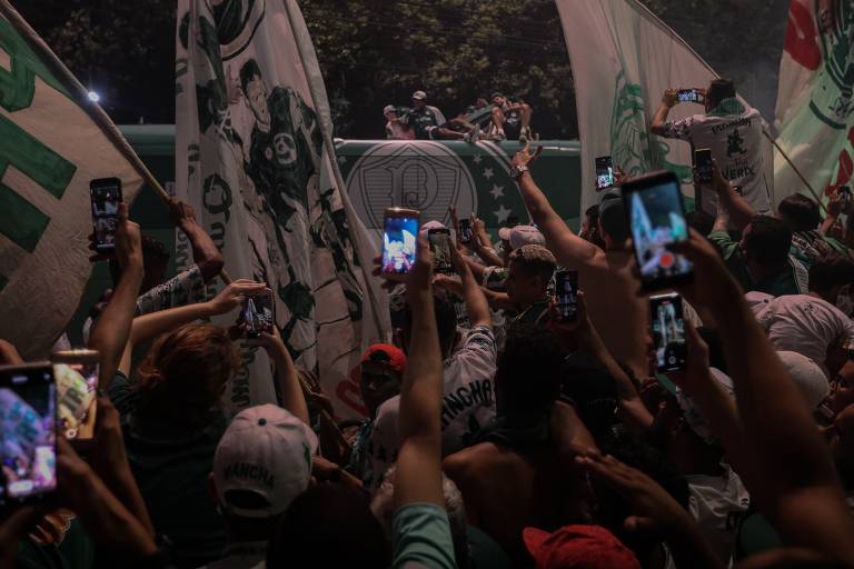 Torcedores do Palmeiras recebem os jogadores no CT do clube, na Barra Funda, zona oeste de São Paulo