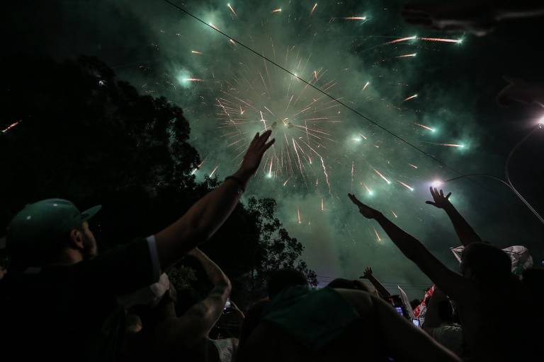 Torcedores do Palmeiras recebem os jogadores no CT do clube, na Barra Funda, zona oeste de São Paulo