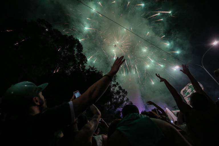 Torcedores do Palmeiras recebem os jogadores no CT do clube, na Barra Funda, zona oeste de São Paulo