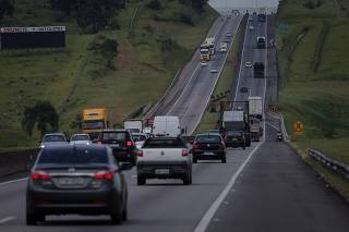 Movimento normal na rodovia Presidente Dutra, sentido São Paulo