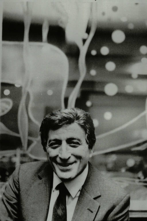 O cantor Tony Bennett no bar do hotel Caesar Park no Rio de Janeiro