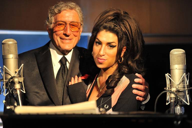 Os cantores Tonny Bennet e Amy Winehouse posam para foto