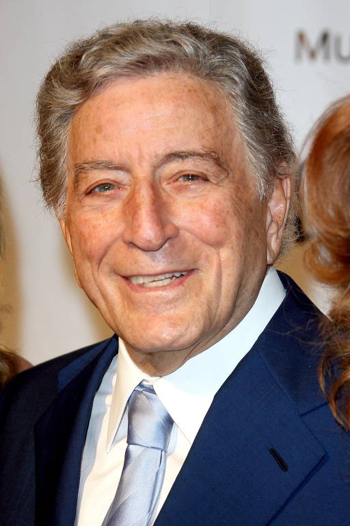 O cantor Tony Bennett chega ao Jantar da Pessoa do Ano da MusiCares no Centro de Convenções de Los Angeles,  Califórnia.