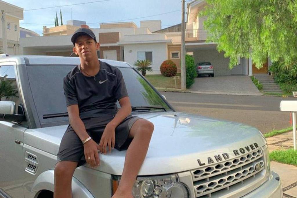 MC Bruninho, aos 13 anos, compra carro avaliado em R$ 220 mil - 01