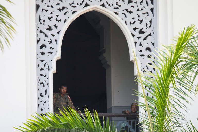 Soldado dentro da sede da prefeitura de Rangoon, ocupada por militares após o golpe