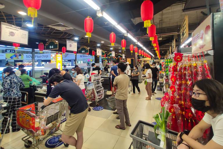 Fila em supermercado de Rangoon, após o golpe