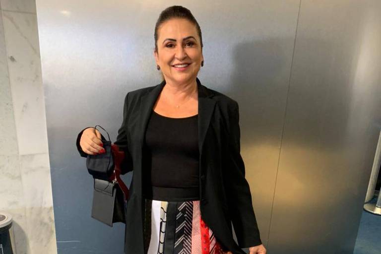 Kátia Abreu posa com saia feita a partir de 30 gravatas de senadores
