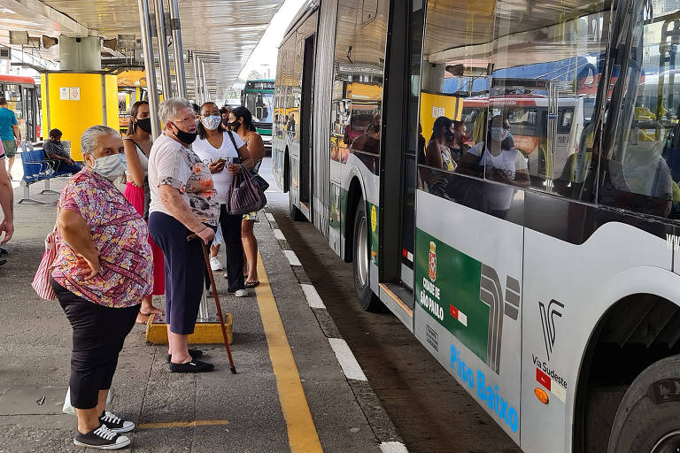 Pessoas aguardam para embarcar em ônibus no primeiro dia após o fim da gratuidade para idosos de 60 a 64 anos no transporte público  da cidade de São Paulo