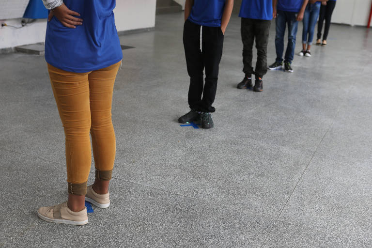 Chão marcado para os alunos manterem o distanciamento social