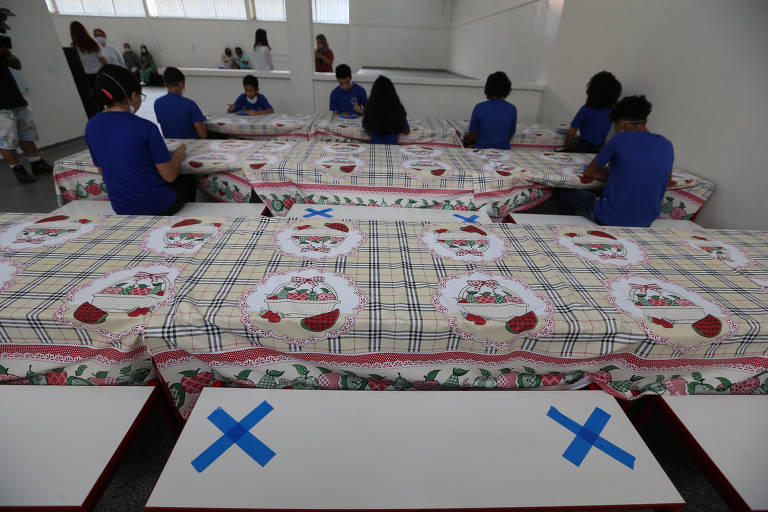 Alunos distantes durante a merenda na escola Livio Xavier, na zona leste de SP