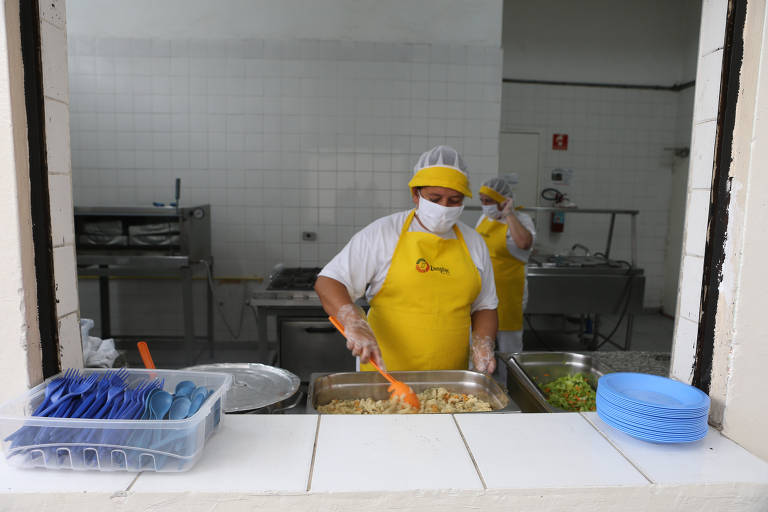 Profissional da cozinha prepara merenda para os alunos da escola Livio Xavier, na zona leste de SP