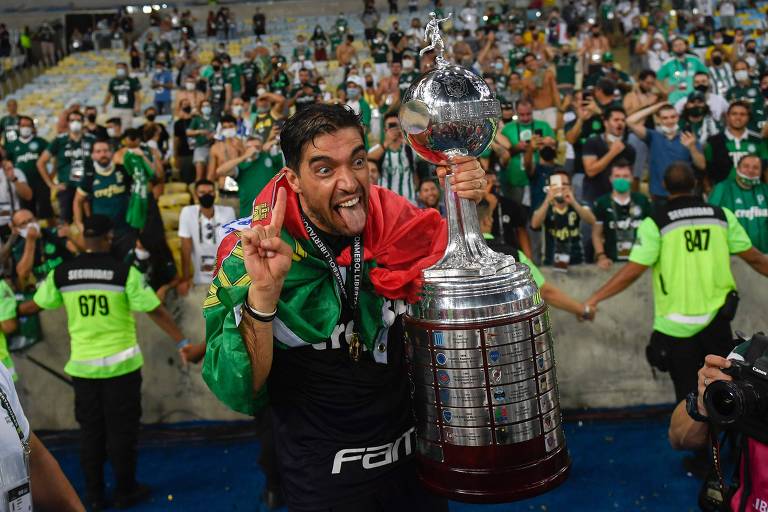 O técnico Abel Ferreira segura a taça de campeão da Libertadores