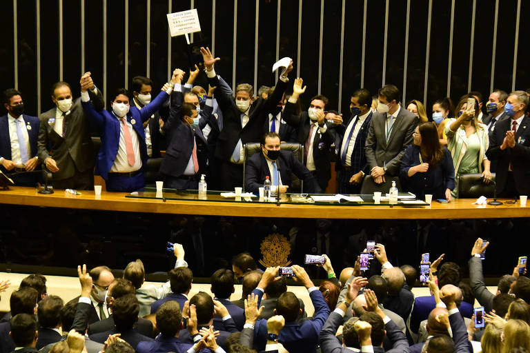 Membros do MDB querem que sigla ocupe espaço deixado pelo DEM em frente contra Bolsonaro
