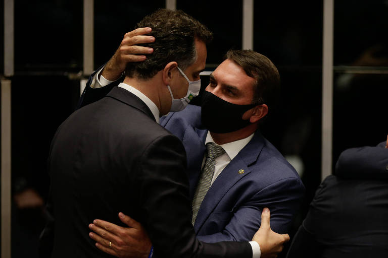 Flávio Bolsonaro cumprimenta Pacheco após vitória em eleição no Senado