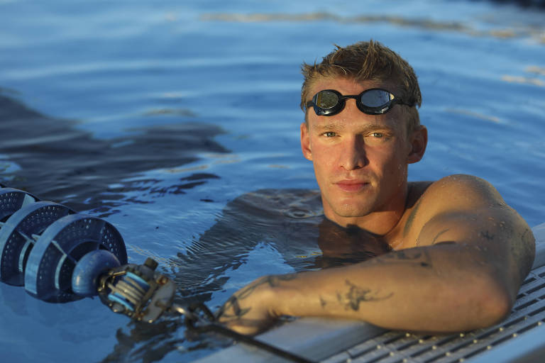 O cantor australiano de música pop Cody Simpson treina natação na Escola Preparatória Trinity
