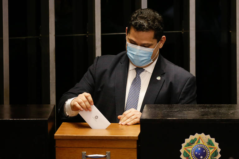 O senador Davi Alcolumbre (DEM-AP) vota em seu sucessor, Rodrigo Pacheco (DEM-MG) na noite de segunda