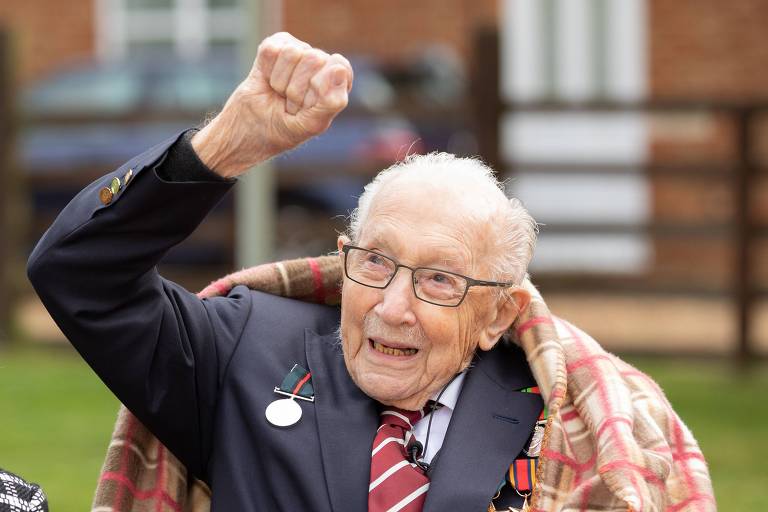 O veterano da Segunda Guerra Tom Moore acena durante evento no Reino Unido 