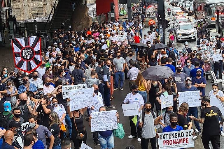 Donos de restaurantes, bares e funcionários fazem manifestação na avenida Paulista