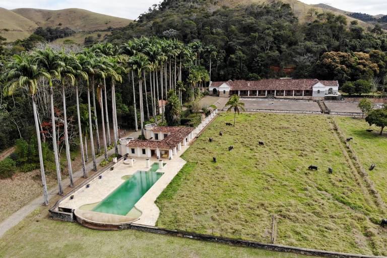 A fazenda Alliança, em Barra do  Piraí (RJ), que recebe turistas apenas em grupo, tem horta no sistema "colha e pague" e búfalas que produzem leite