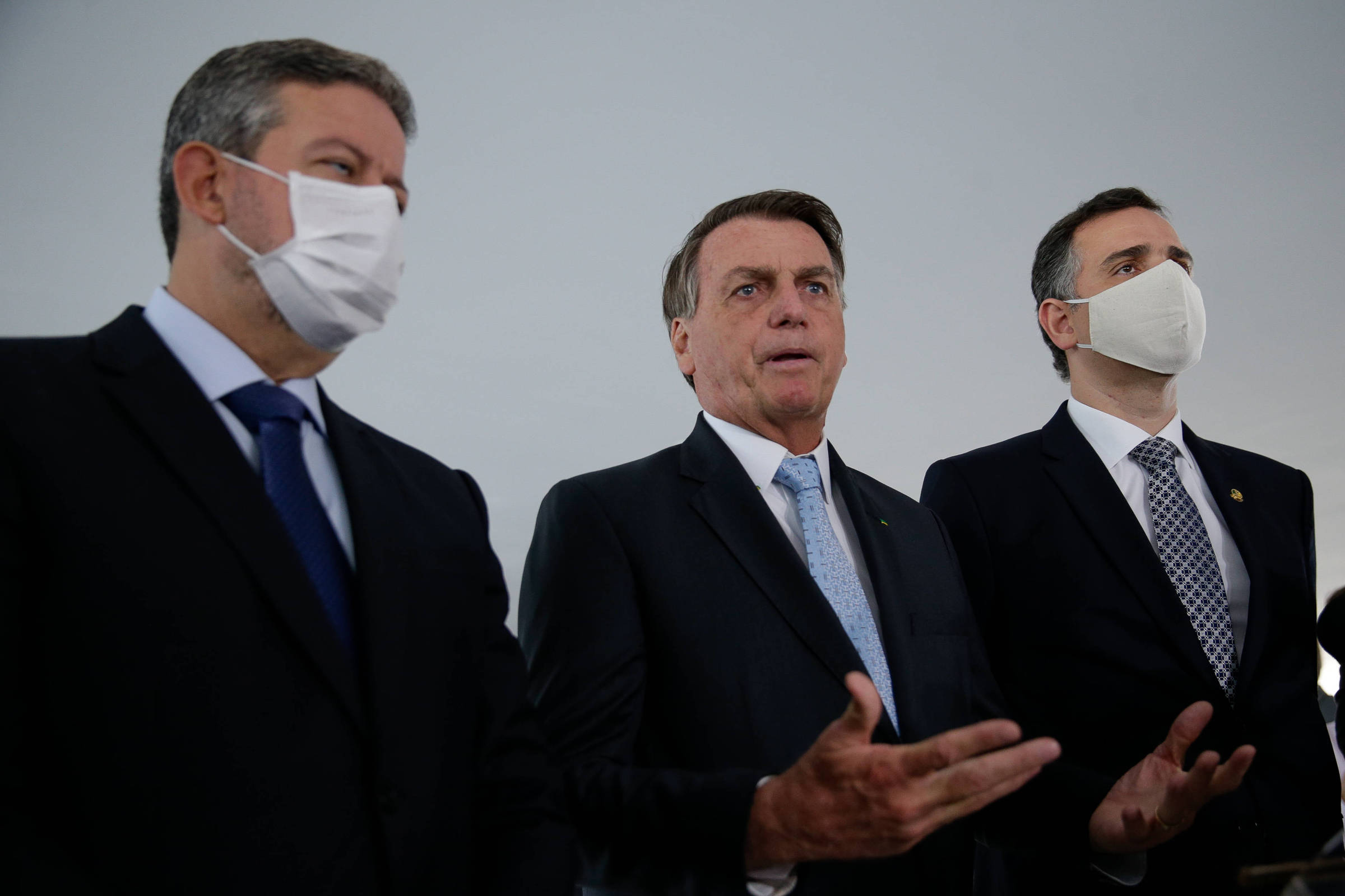 O presidente Jair Bolsonaro, ao lado dos presidentes da Câmara, deputado Arthur Lira (esq), e do Senado, Rodrigo Pacheco, durante declaração à imprensa após reunião entre eles no Palácio do Planalto
