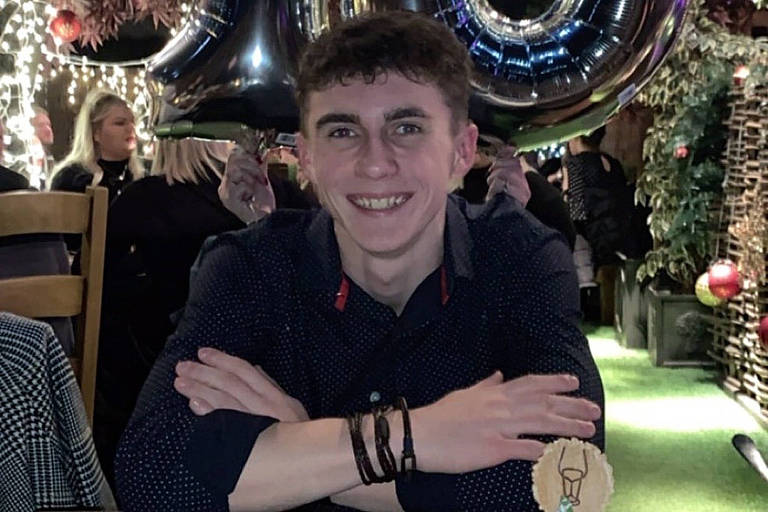 O britânico Joseph Flavill, 19, acordou após ficar dez meses em coma 
